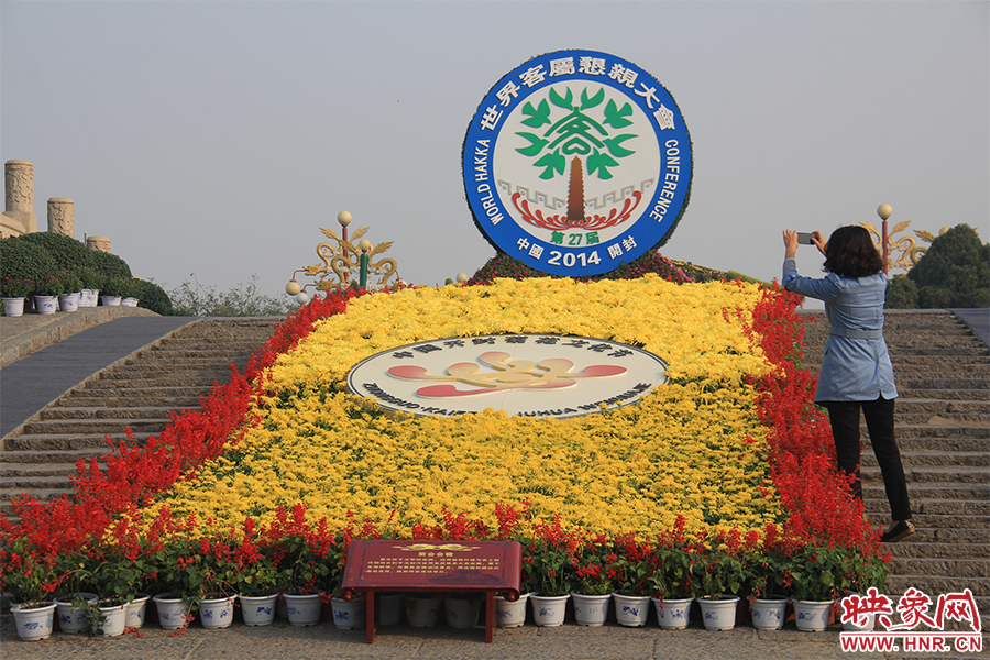 游客在拍照。