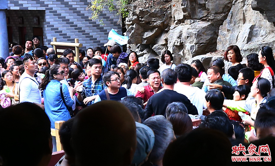 候船碼頭上，游客由于擁擠發(fā)生摩擦沖突