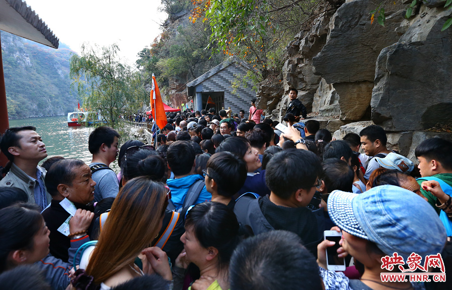 由于景區(qū)沒有良好的疏導和管理，讓游玩的游客被混亂的狀態(tài)破壞了好心情