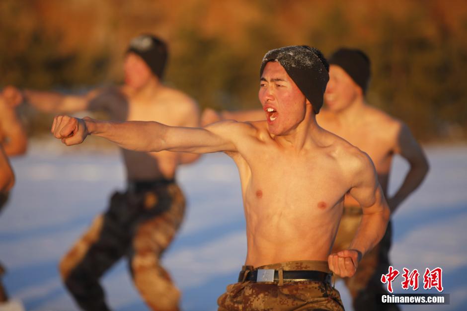 邊防官兵零下10度赤膊進(jìn)行雪浴抗寒訓(xùn)練 邊防官兵零下10度赤膊進(jìn)行雪浴抗寒訓(xùn)練