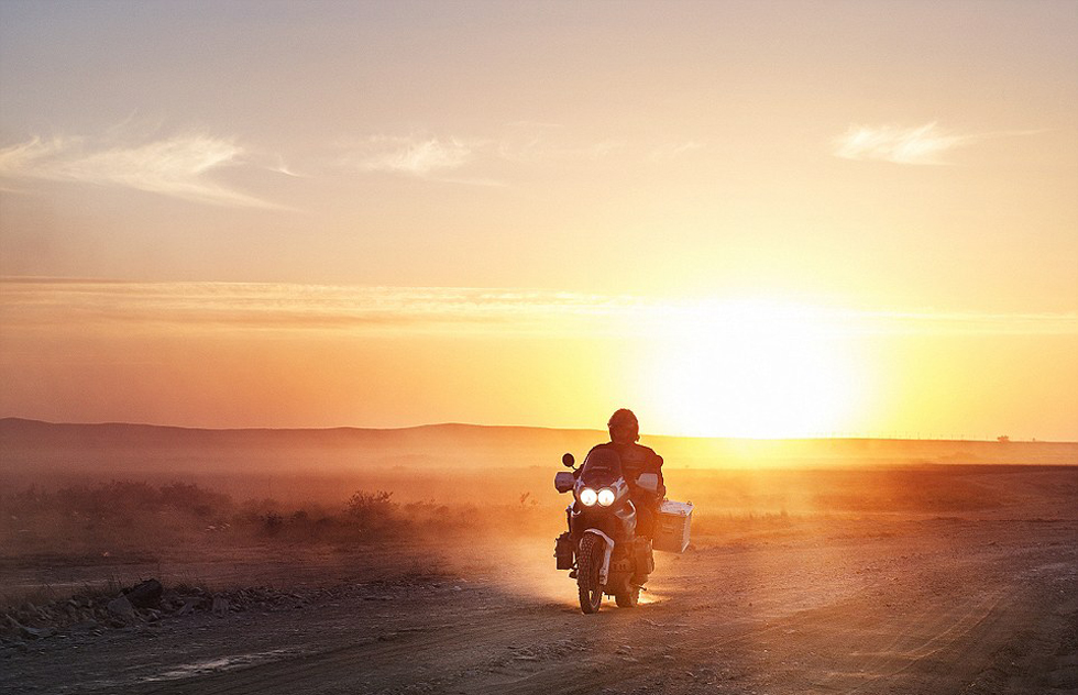 彼得·格里明科在哈薩克斯坦公路上騎行。（網(wǎng)頁(yè)截圖）