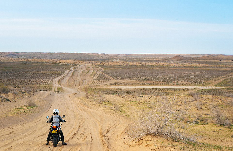在3個(gè)月中，夫婦倆從阿姆斯特丹到達(dá)蒙古，途中經(jīng)過16個(gè)國(guó)家。