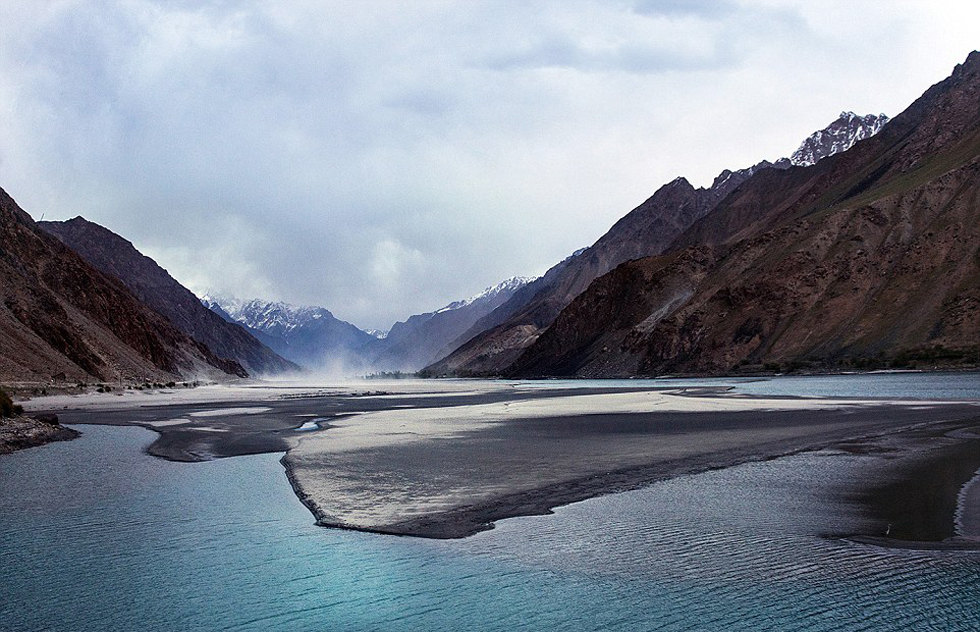 夫婦倆穿越東歐到達(dá)亞洲，沿途拍攝到許多美景。