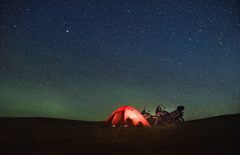 他們?cè)庥錾硥m暴和嚴(yán)寒，且數(shù)天無(wú)法洗澡。