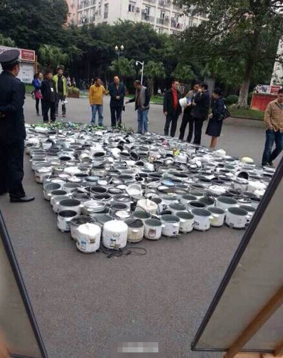 西南民族大學查寢的戰(zhàn)利品:電飯煲和熱得快 西南民族大學查寢的戰(zhàn)利品:電飯煲和熱得快