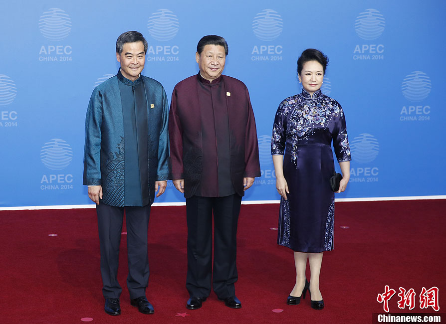 圖為習近平夫婦歡迎中國香港特別行政區(qū)行政長官梁振英。中新社發(fā) 杜洋 攝