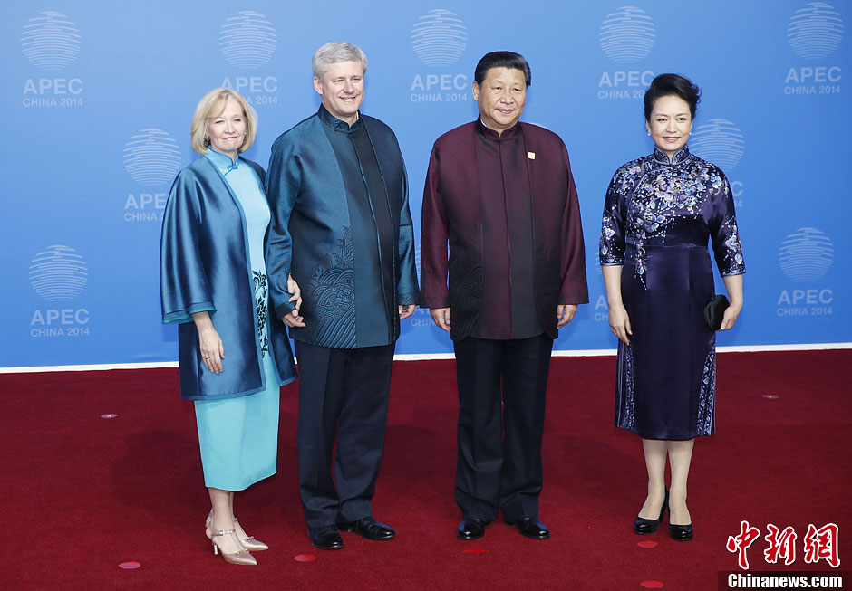 圖為習近平夫婦歡迎加拿大總理哈珀夫婦。中新社發(fā) 杜洋 攝