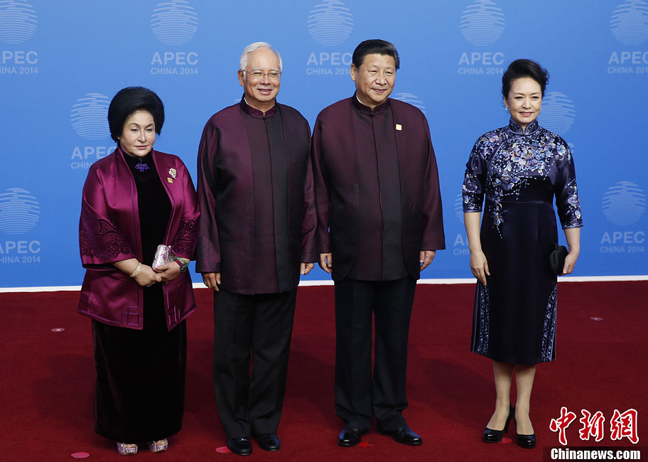 圖為習近平夫婦歡迎馬來西亞總理納吉布夫婦。中新社發(fā) 杜洋 攝