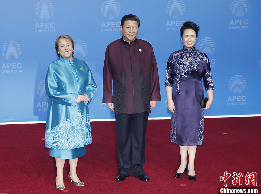 圖為習近平夫婦歡迎智利總統(tǒng)巴切萊特。中新社發(fā) 杜洋 攝