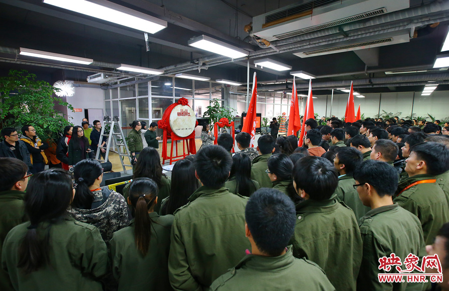 “雙十一”零點(diǎn)到來前，電商的負(fù)責(zé)人為一線員工鼓勁加油