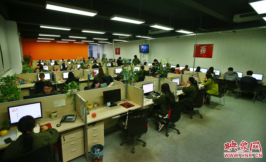 客服大廳內(nèi)，每天電腦前都坐著忙碌的客服人員