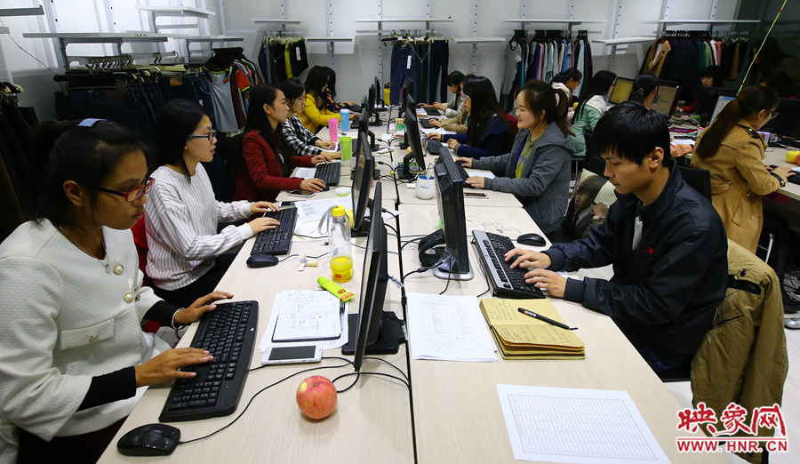 深夜中，忙碌的客服