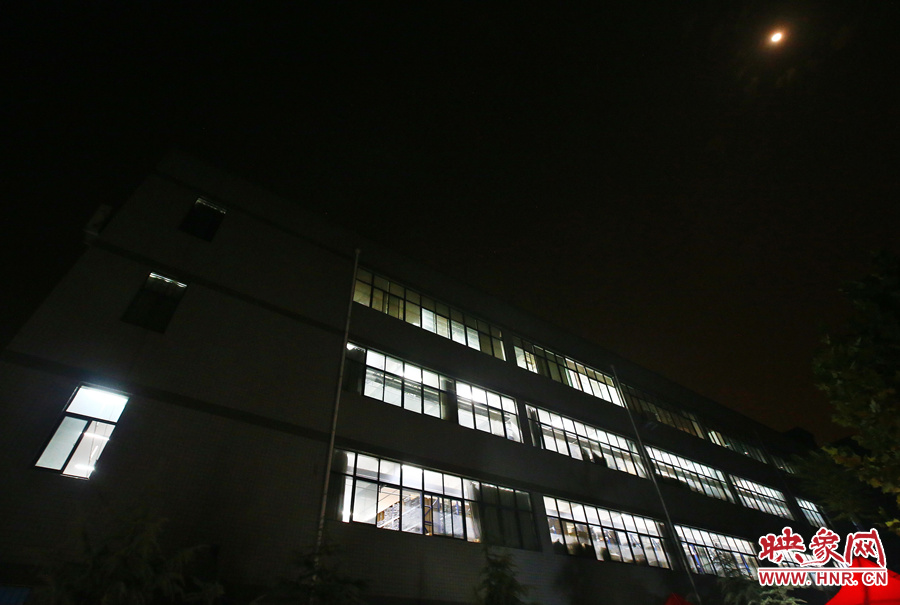 夜已深，燈火通明的大廳內(nèi)卻熱火朝天