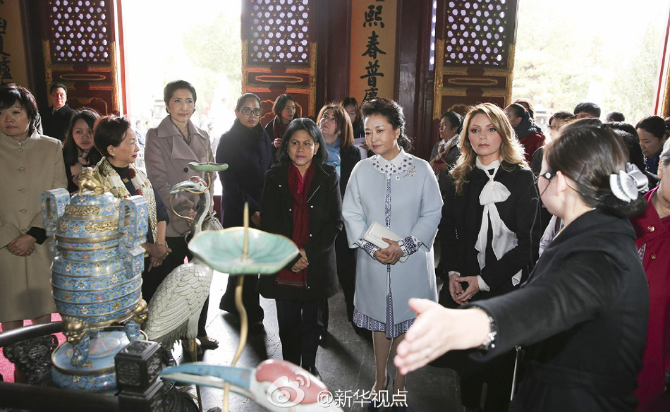 彭麗媛11日邀請(qǐng)來華出席2014年APEC領(lǐng)導(dǎo)人非正式會(huì)議的部分經(jīng)濟(jì)體領(lǐng)導(dǎo)人或代表的夫人參觀世界文化 彭麗媛11日邀請(qǐng)來華出席2014年APEC領(lǐng)導(dǎo)人非正式會(huì)議的部分經(jīng)濟(jì)體領(lǐng)導(dǎo)人或代表的夫人參觀世界文化