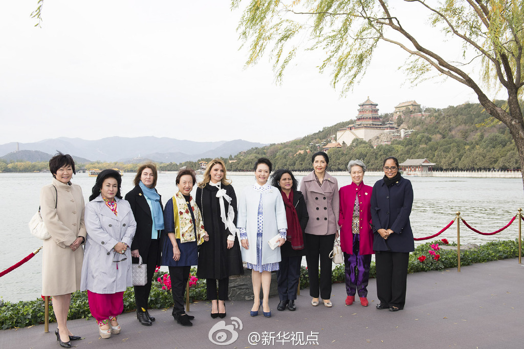 彭麗媛11日邀請(qǐng)來華出席2014年APEC領(lǐng)導(dǎo)人非正式會(huì)議的部分經(jīng)濟(jì)體領(lǐng)導(dǎo)人或代表的夫人參觀世界文化 彭麗媛11日邀請(qǐng)來華出席2014年APEC領(lǐng)導(dǎo)人非正式會(huì)議的部分經(jīng)濟(jì)體領(lǐng)導(dǎo)人或代表的夫人參觀世界文化