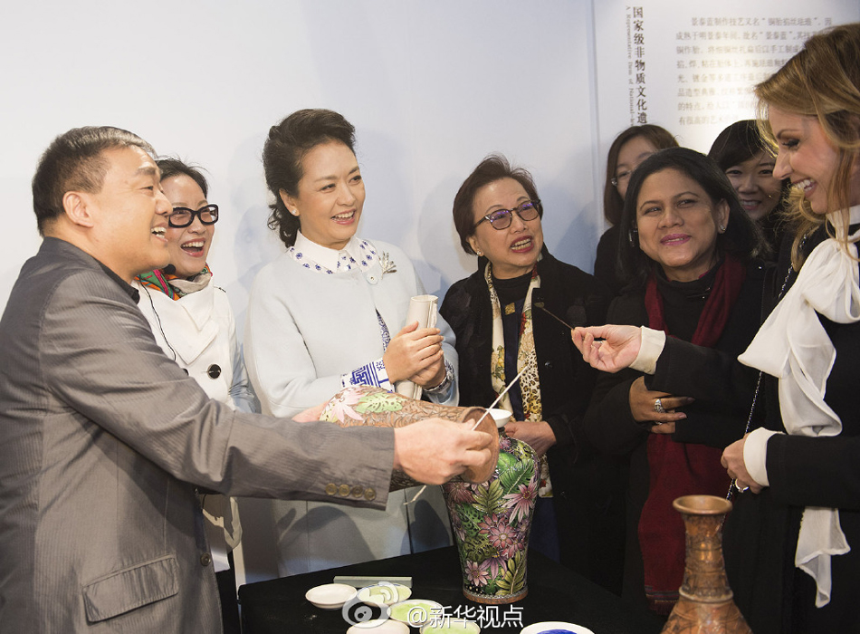 彭麗媛11日邀請(qǐng)來華出席2014年APEC領(lǐng)導(dǎo)人非正式會(huì)議的部分經(jīng)濟(jì)體領(lǐng)導(dǎo)人或代表的夫人參觀世界文化 彭麗媛11日邀請(qǐng)來華出席2014年APEC領(lǐng)導(dǎo)人非正式會(huì)議的部分經(jīng)濟(jì)體領(lǐng)導(dǎo)人或代表的夫人參觀世界文化