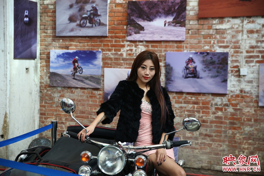 姐是車模，賽車的車。