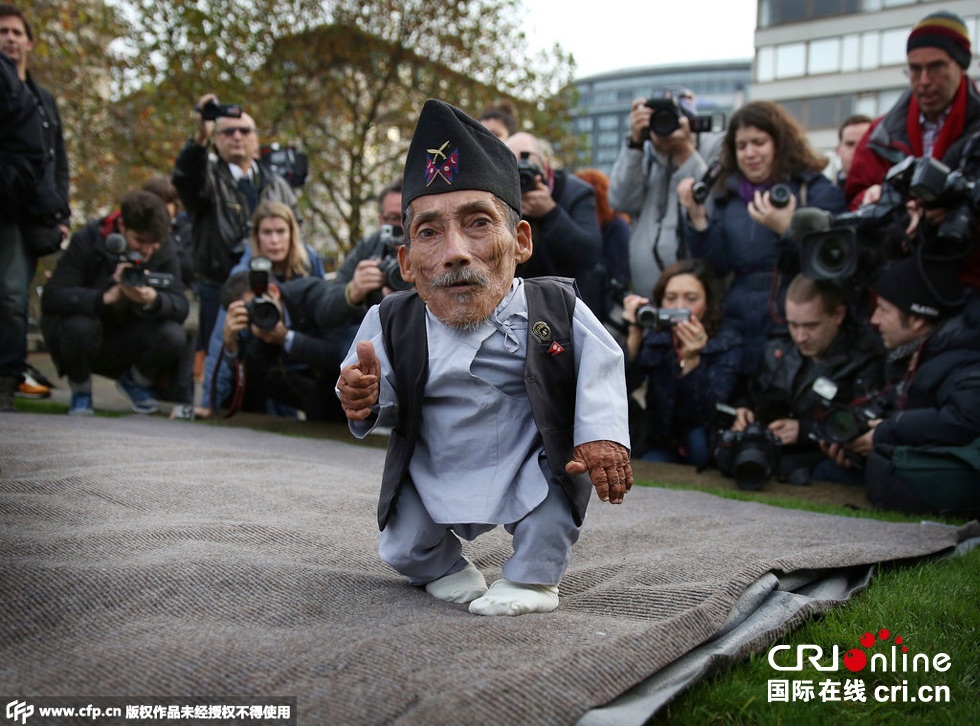 當地時間2014年11月13日，英國倫敦，世界上最矮的男子錢德拉·巴哈杜爾·唐吉與世界上最高的男子蘇