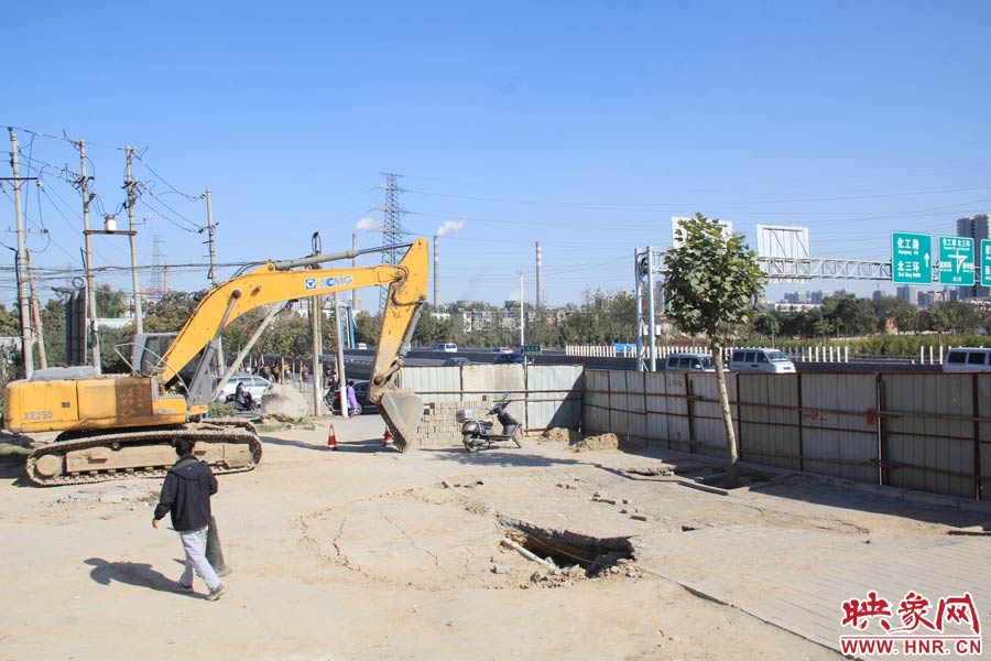 塌陷的面積約50平米,有兩個(gè)明顯大坑。