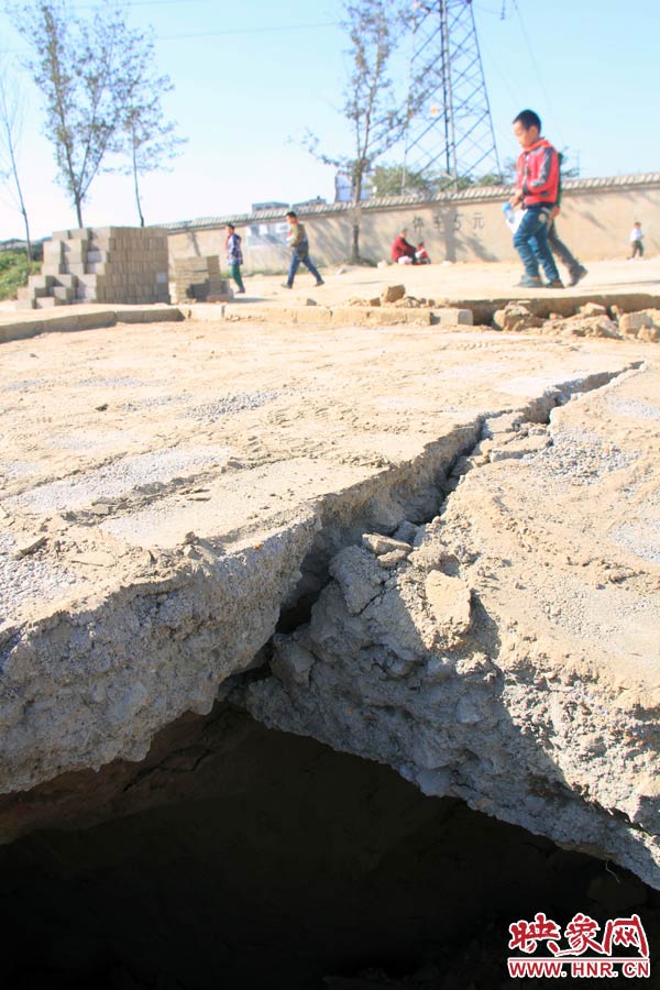 孩子們放學(xué)都要從這里經(jīng)過,非常危險(xiǎn)。