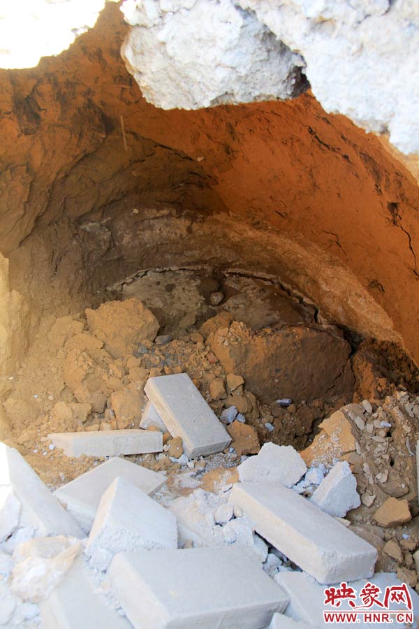 坑內(nèi)存有積水浸泡過的痕跡。