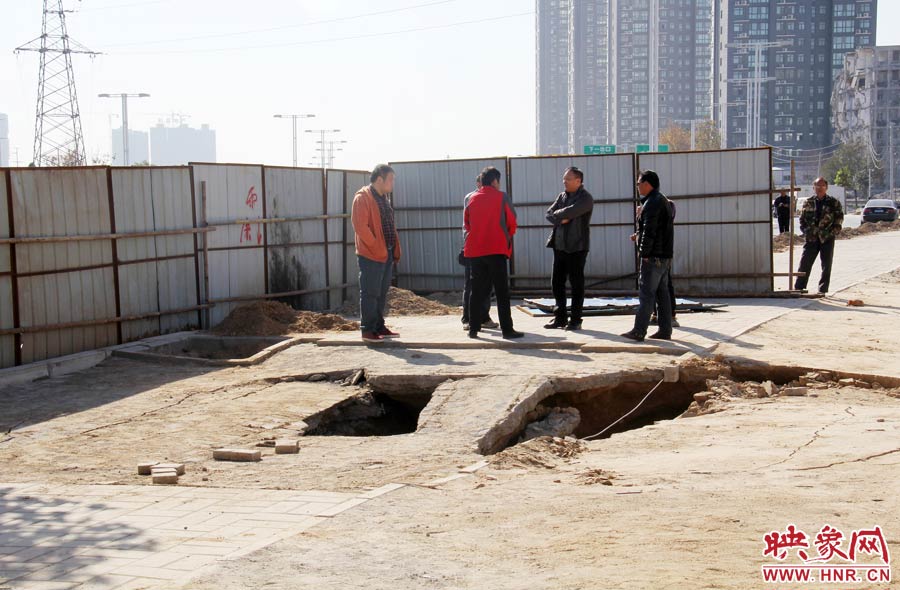 現(xiàn)場(chǎng)一些工作人員表示,會(huì)盡快對(duì)坍塌地方進(jìn)行開挖,找到塌方原因。