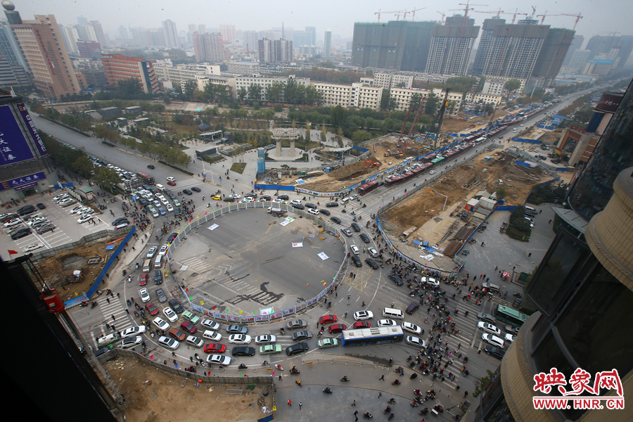 金水路未來路交叉口的圍擋，給原本擁堵的交通增加了更大的壓力