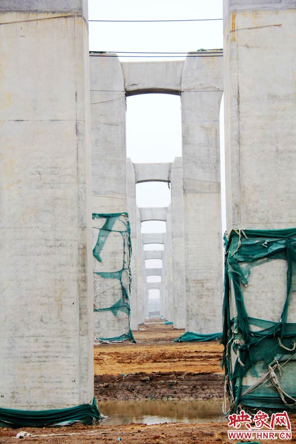 目前附近居民認(rèn)為“照目前的施工狀況看，年底主體完工已不太可能”。