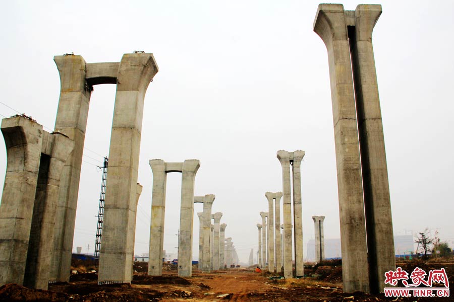 橋墩聳立，一片荒涼。