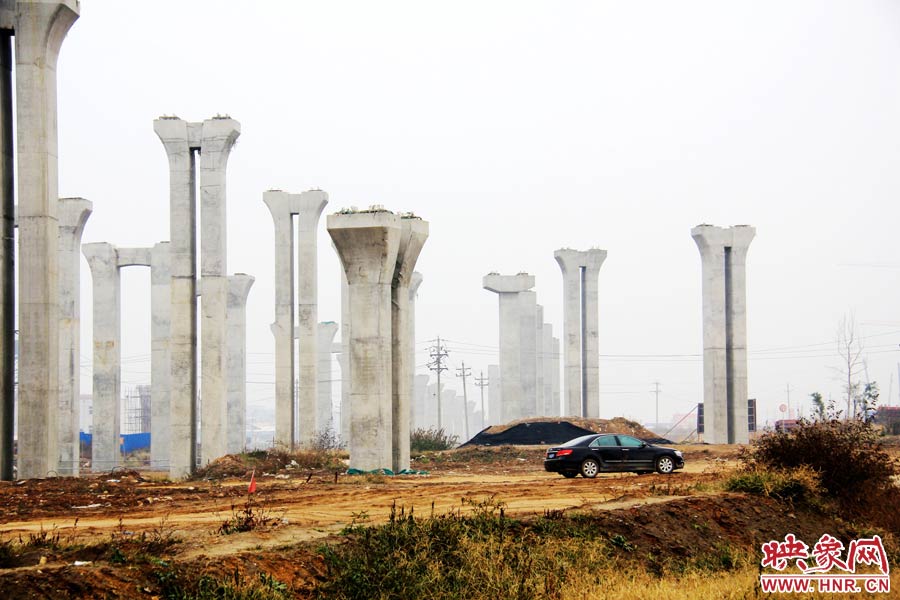 施工項(xiàng)目部偶爾會(huì)有車(chē)輛來(lái)往。