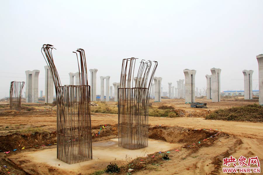 位于鄭州市南四環(huán)的京廣快速路南延工程已經(jīng)停工數(shù)月，現(xiàn)場(chǎng)幾百根橋墩已經(jīng)架起，場(chǎng)面甚是“震撼”。