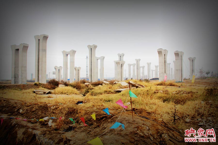 由于項(xiàng)目已經(jīng)停工數(shù)月，施工工地上很難見(jiàn)到工人，設(shè)備也很少，雜草叢生，顯得非常荒涼。