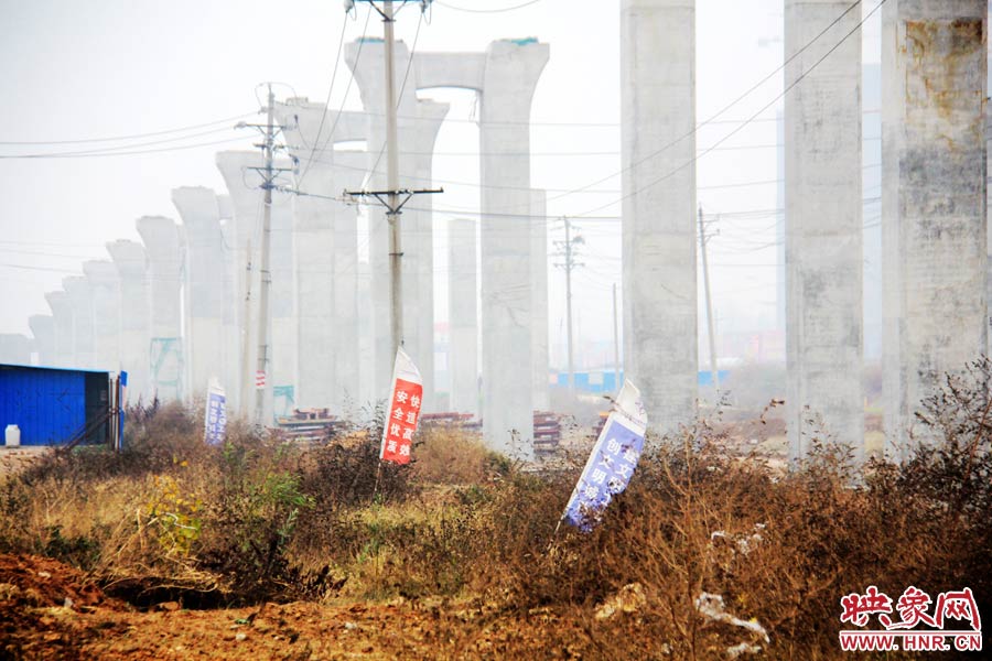 整個(gè)京廣快速路南段工程共分為六個(gè)工區(qū)，柴鍋轉(zhuǎn)盤(pán)處是京廣快速路南段三工區(qū)的施工區(qū)域。