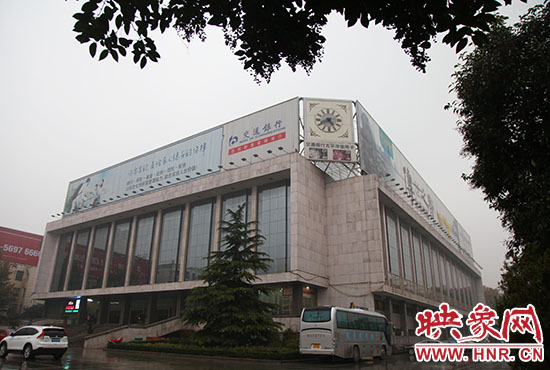 兩塊巨幅廣告牌仍然存在。