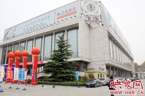 11月28日，記者從鄭州市政府獲悉，河南省人民會堂決定拆除違法存在10多年的巨型樓頂廣告。