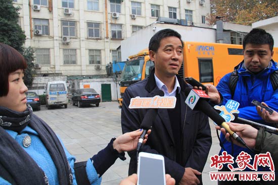 鄭州城市管理局行政執(zhí)法監(jiān)察支隊二大隊副大隊長杜陸水就“河南省人民會堂違法戶外廣告”一事，接受媒體采訪