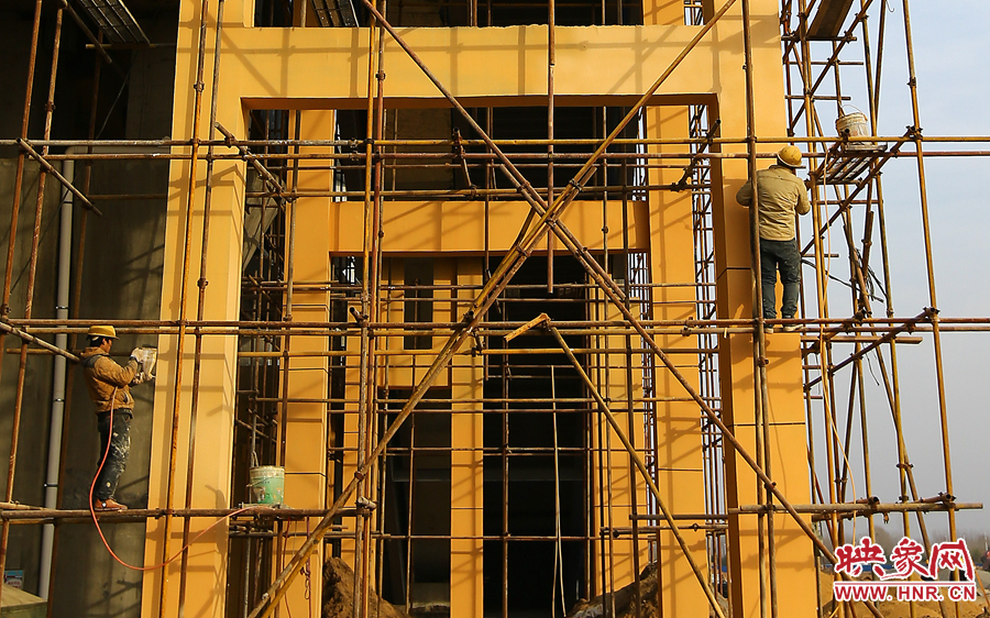 兩位工人正在對墻體進行噴漆作業(yè) 兩位工人正在對墻體進行噴漆作業(yè)