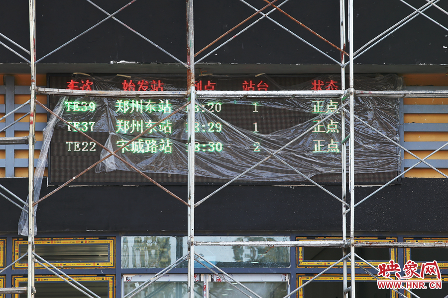 綠博園站外的顯示大屏也在調(diào)試當中 綠博園站外的顯示大屏也在調(diào)試當中