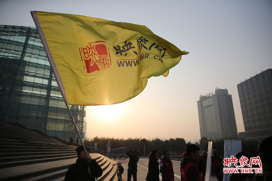 在映象網(wǎng)旗幟的召喚下，車友們匯聚在鄭東新區(qū)。