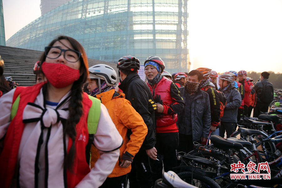 網(wǎng)友排隊領(lǐng)取映象網(wǎng)臂貼和旅游護(hù)照