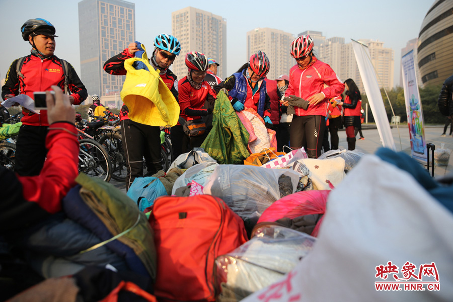 15捐贈之前，再試穿一下老式花棉襖