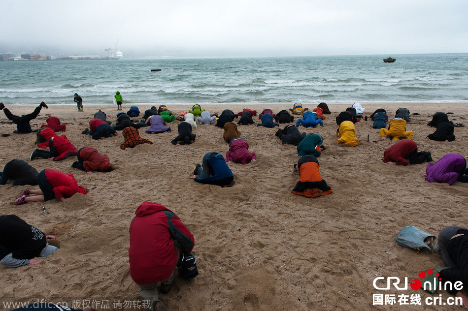 新西蘭民眾將頭埋入沙子 抗議政府坐視氣候變暖 新西蘭民眾將頭埋入沙子 抗議政府坐視氣候變暖