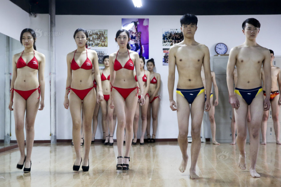 模特備戰(zhàn)藝考 穿比基尼露美腿酥胸惹眼 模特備戰(zhàn)藝考 穿比基尼露美腿酥胸惹眼