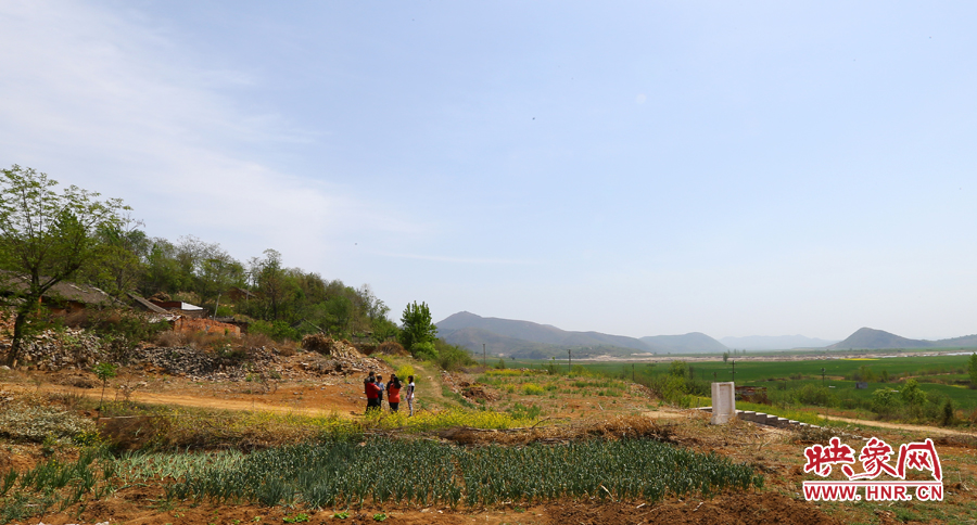 畫(huà)面左側(cè)的石井村是個(gè)只有十幾口人的小村，庫(kù)區(qū)移民搬遷時(shí)從遠(yuǎn)處低洼處遷到此