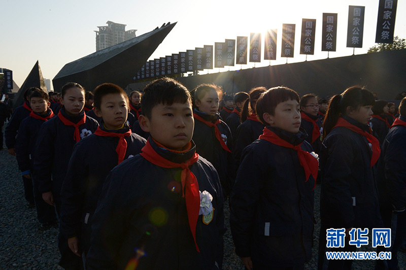 參加國家公祭儀式的小學(xué)生 參加國家公祭儀式的小學(xué)生