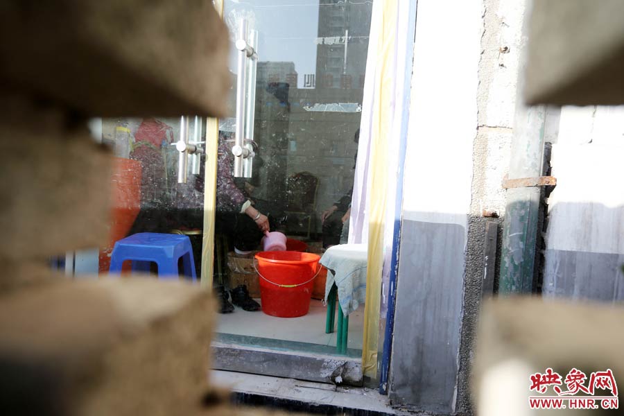 墻內(nèi)一家店面正常營業(yè)。