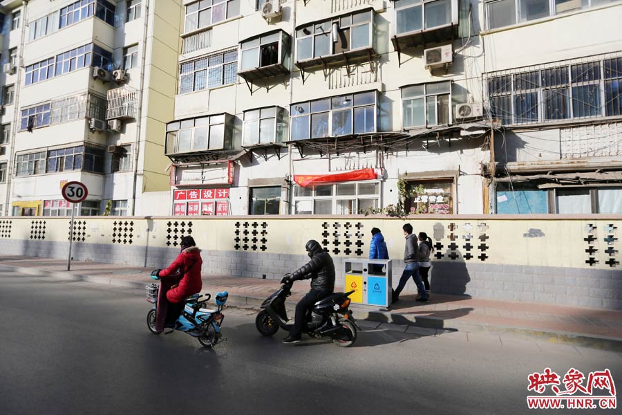 雖然墻內(nèi)的商戶已經(jīng)搬走，但一些門頭還沒撤下。