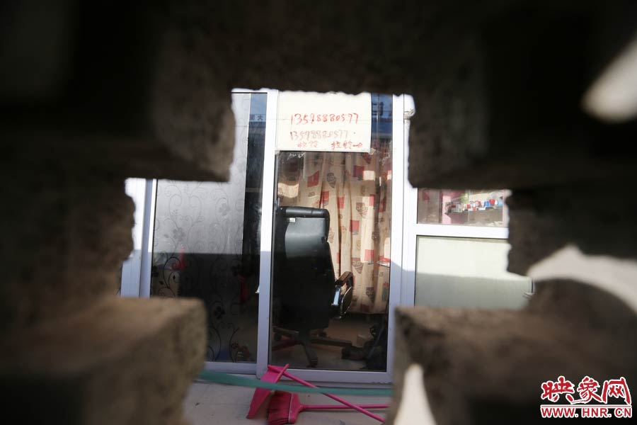 透過墻上的格子，可以看到里面的一切。