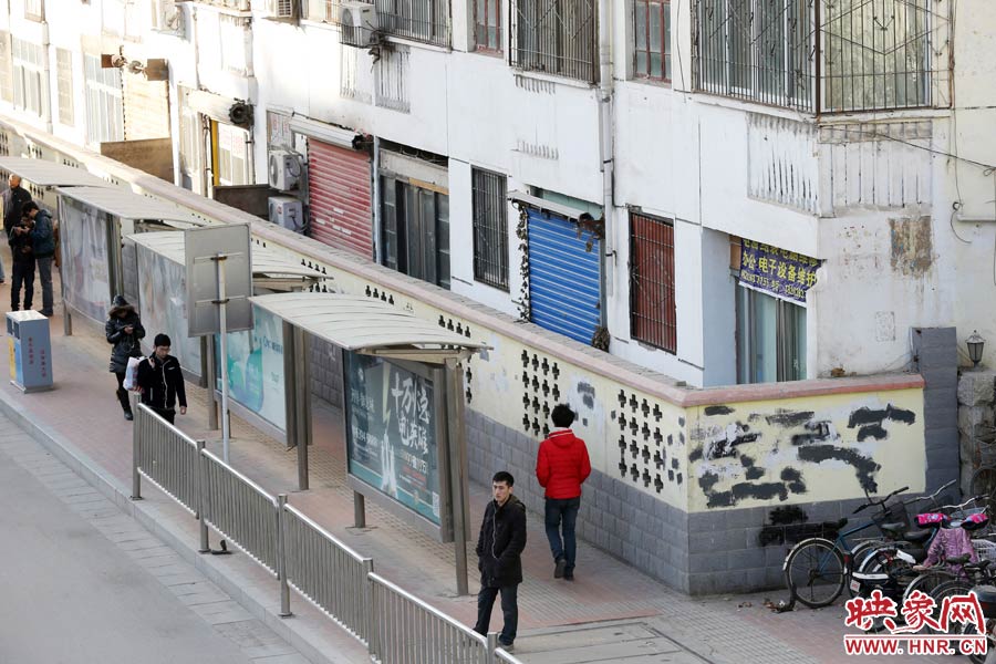 圍墻外是一處公交站牌。