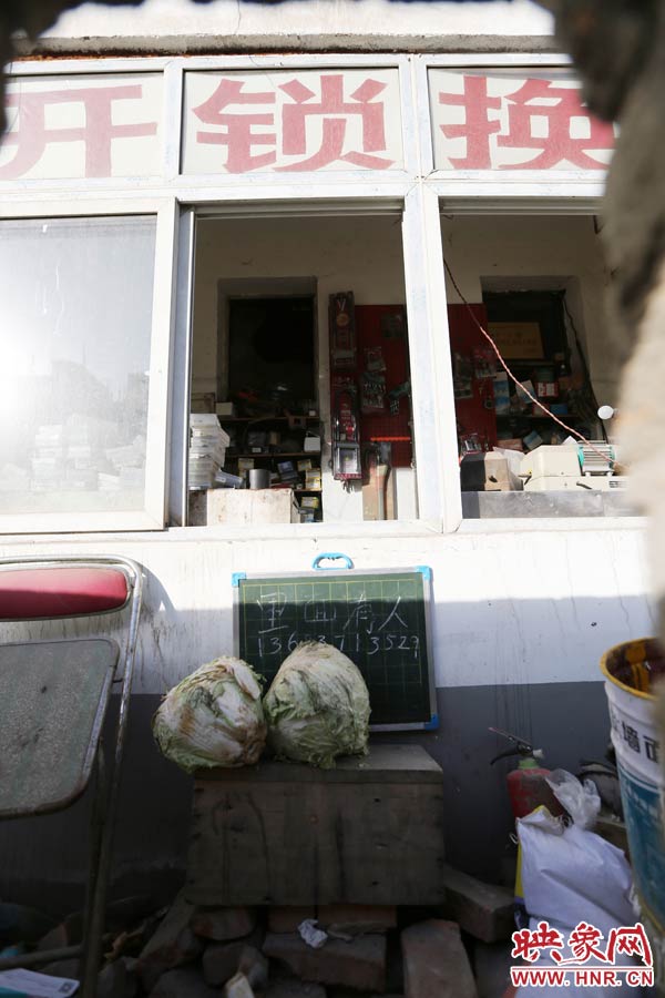 一家開鎖的商戶掛了一個牌子，上面寫著“里面有人”，提醒市民這里正常營業(yè)。